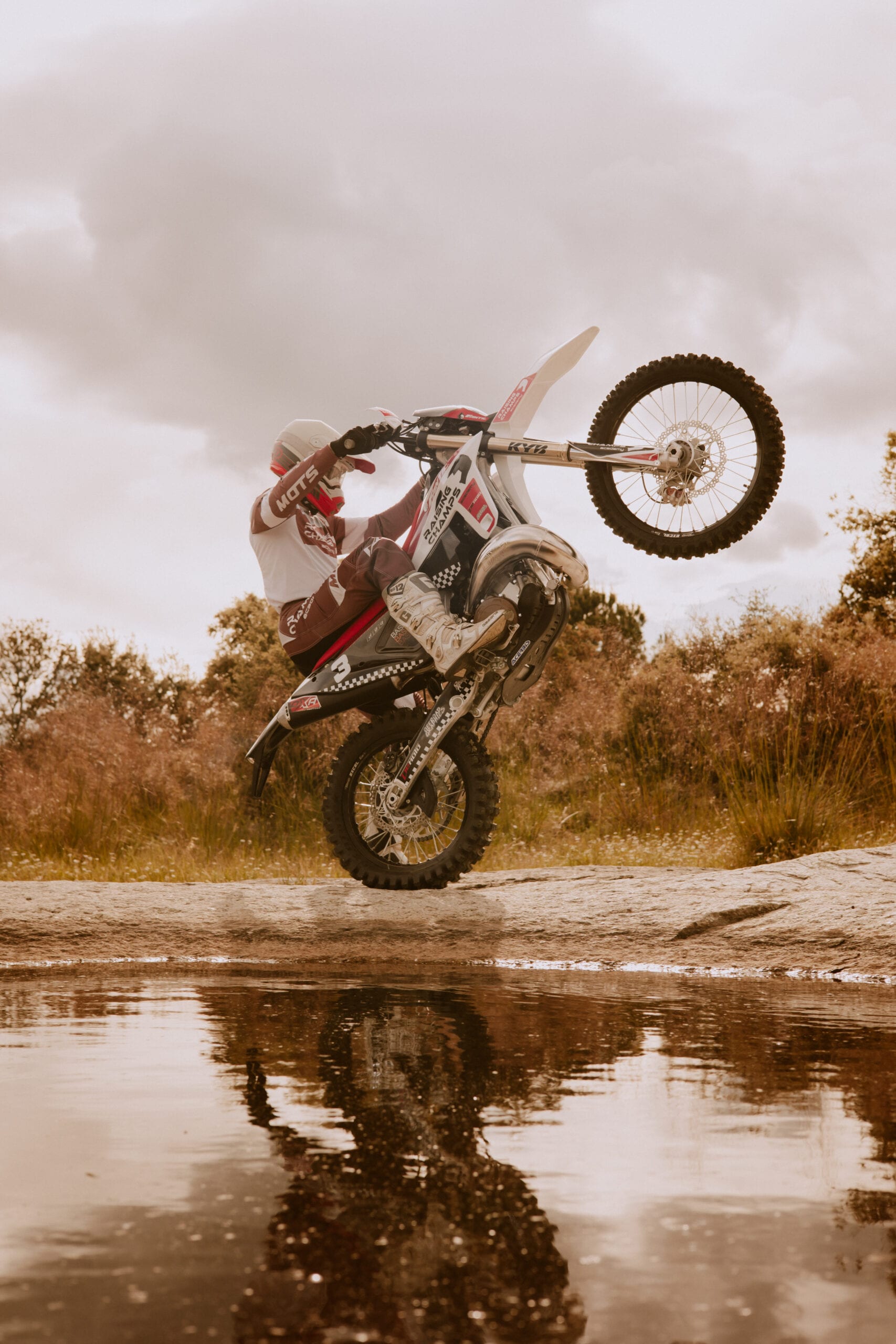 LA BELLOTA MOTERA RAISING CHAMPS